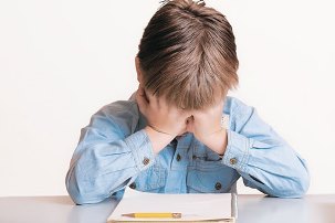 Imagen de un niño con dificultades para estudiar