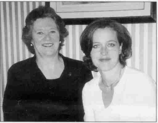 Roberta Tweddy de la NFA con la actriz Gillian Anderson