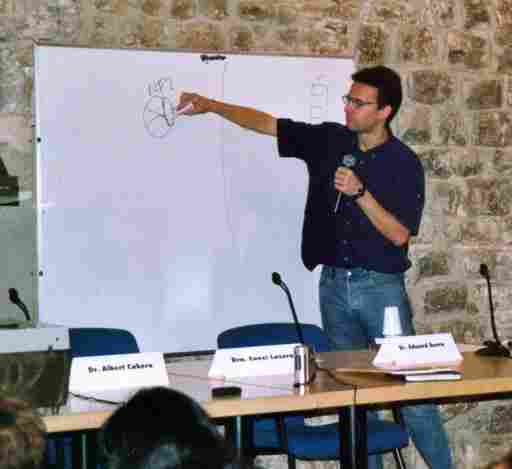 El biologo Eduard Serra detallando las explicaciones en la pizarra