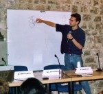 El biologo Eduard Serra detallando las explicaciones en la pizarra