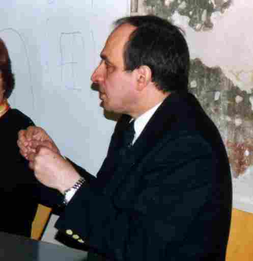 El Dr. Velez durante una conferncia