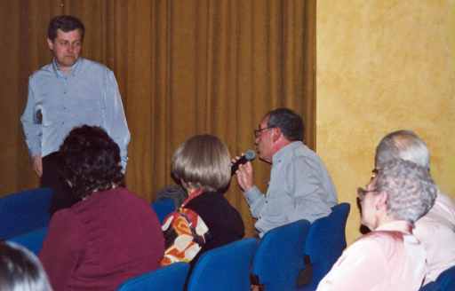 Público preguntando a los especialistas