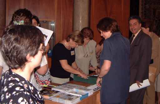Vista de las mesas de recepción a los asistentes