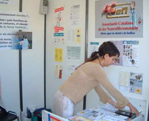 Un detalle del estand y de los voluntarios