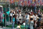 Una escena festiva con gente alrededor de un juego en la calle