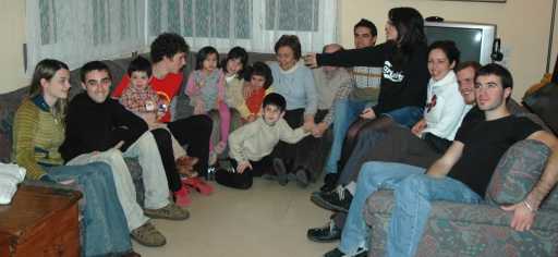 Un grupo familiar, los dos abuelos con 12 nietos