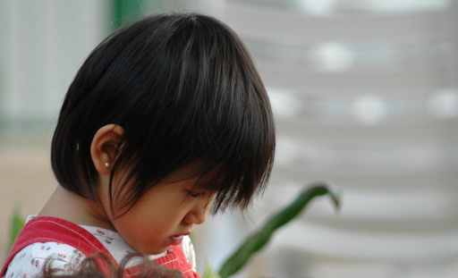 Niña observando algo