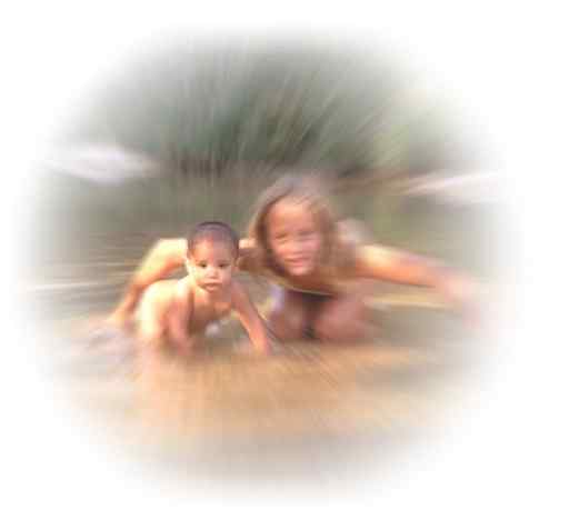 Imagen de un niño y una niña jugando