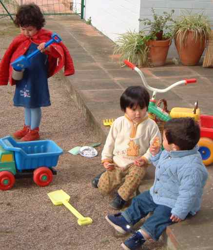 Imagen de tres niños jugando